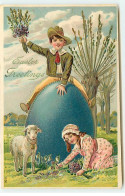 N°20664 - Carte Gaufrée - Easter Greetings - Enfant à Califourchon Sur Un Oeuf - Mouton - Pâques