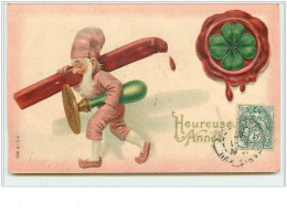 N°3035 - Carte Gaufrée - Heureuse Année - Lutin, Nain Avec Un Cachet Et De La Cire - Nouvel An