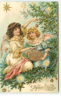 N°18467 - Carte Gaufrée - Joyeux Noël - Deux Anges Décorant Un Sapin - Other & Unclassified