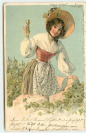 N°18494 - Jeune Femme Tenant Un Verre - MSM - Femmes