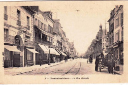 77 - Seine Et Marne -  FONTAINEBLEAU -  La Rue Grande - Fontainebleau