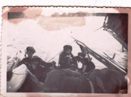 Photo Originale -1950 - Militaria - Viet Nam - Cochinchine - Excursion En Sampan Avec Les Tonkinois  En Baie D'Along - Guerre, Militaire