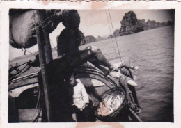 Photo Originale -1950 - Militaria - Viet Nam - Cochinchine - Excursion En Sampan De  Pecheur  En Baie D'Along - Guerre, Militaire