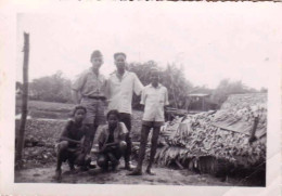 Photo Originale -1952 - Militaria -Cambodge -Cochinchine -Phnom Penh - Souvenir Avec De Jeunes Cambodgiens - Guerre, Militaire