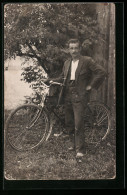Foto-AK Herr Im Anzug Mit Seinem Fahrrad  - Altri & Non Classificati
