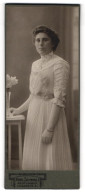 Fotografie Karl Schmalz, Reutlingen, Kaiserstr. 31, Karoline Görling Im Weissen Kleid  - Anonyme Personen