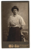 Fotografie E. Synnberg, Luzern, Bruchstrasse 32a, Bürgerliche Dame Mit Gebundenem Haar In Weisser Bluse  - Anonieme Personen