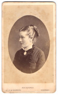 Photo Hills & Saunders, Aldershot, Hübsche Junge Dame Mit Gebundenem Haar In Schwarzem Kleid  - Personnes Anonymes