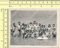 REAL PHOTO Kids Boys Girls With Teacher On Beach Enfants Garcons Filletes Plage SNAPSHOT - Personnes Anonymes