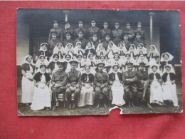 Rppc British Soldiers With Nurses. Bottom Chip On Border  Ref 6414 - Weltkrieg 1914-18