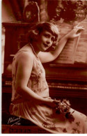 MUSIQUE: Femme Au Piano - Très Bon état - Music And Musicians