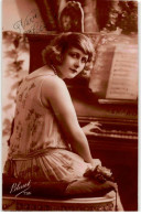 MUSIQUE: Femme Au Piano - Très Bon état - Musique Et Musiciens