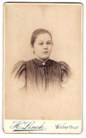 Fotografie H. Linck, Winterthur, St. Georgenstrasse, Fräulein Im Puffärmelkleid  - Anonieme Personen