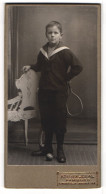 Fotografie Atelier Ideal, Hamburg, Eimsbüttler Chaussee 102, Junge In Matrosendress Und Schläger  - Anonyme Personen