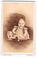 Fotografie Carl Siemsen, Hamburg, Steindamm 157, Kleinkind Im Kleidchen Auf Dem Sofa  - Anonyme Personen