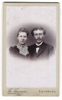 Fotografie Th. Thomsen, Flensburg, Friesische Strasse 2, Junges Bürgerliches Paar Im Sonntagsstaat  - Anonymous Persons