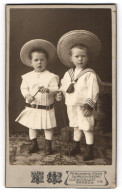 Fotografie Ferdinand Esch, Ludwigslust, Zwei Buben Im Sonntagsstaat Mit Strohhüten  - Anonymous Persons