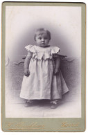 Fotografie W. Fleischhauer, Essen, Linden-Allee 43, Kleines Kind Im Weissen Kleid  - Anonyme Personen