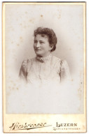 Fotografie Hirsbrunner, Luzern, Zürichstr. 4, Junge Dame Mit Kragenbrosche  - Anonyme Personen