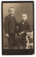 Fotografie Chr. Hansen, Schleswig, Lollfuss 98 B, Zwei Jungen In Modischen Anzügen  - Anonyme Personen