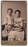 Fotografie F. Flarup, Flensburg, Friesischestr. 2, Junge Dame Und Mädchen In Modischer Kleidung  - Personas Anónimos