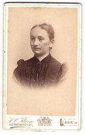 Fotografie H. O. Klein, Lahr I. B., Kaiserstr. 71, Junge Dame Im Kleid Mit Kragenbrosche  - Anonyme Personen