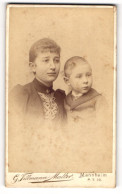 Fotografie G. Tillmann-Matter, Mannheim, Heidelbergerstr. P. 7. 19, Junge Dame Im Kleid Mit Einem Jungen  - Anonyme Personen