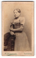 Fotografie H. Kriegsmann, Flensburg, Grosse Strasse 75, Junge Dame Mit Ondulierten Haaren Im Taillierten Kleid  - Personnes Anonymes