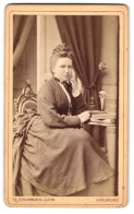 Fotografie Th. Schuhmann U. Sohn, Carlsruhe, Amalienstrasse 57, Elegante Dame Mit Flechtfrisur Im Sonntagskleid  - Personnes Anonymes