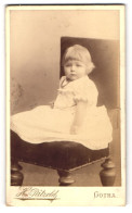Fotografie H. Pätzold, Gotha, Gartenstrasse 50, Blondes Kleinkind Im Weissen Kleidchen Auf Einem Sitzmöbel  - Anonyme Personen