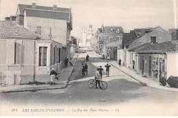 LES SABLES D'OLONNE - La Rue Des Deux Phares - Très Bon état - Sables D'Olonne