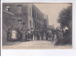 LOUVIGNIES-lez-QUESNOY: Rue Du Tissage Et Sortie Des Ouvriers - Très Bon état - Other & Unclassified