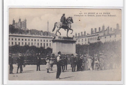 LYON : Le Sport A La Mode, Champions Au Diabolo, Jouant Place Bellecour - Tres Bon Etat - Otros & Sin Clasificación