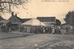 LE MERIOT : Place De La Fete - Etat Déchirée - Other & Unclassified