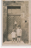 CARTE PHOTO A LOCALISER : Porte D'eglise, Enfants - Tres Bon Etat - Fotos