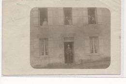 CARTE PHOTO A LOCALISER : Seine Et Oise(?) Personnages Dans Un Batiment - Etat - Fotos