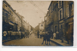 CARTE PHOTO A LOCALISER : Scene De Rue, Militaires - Etat - Foto's