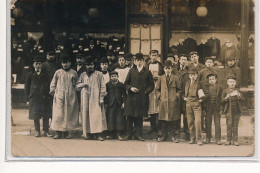 CARTE PHOTO A LOCALISER : Paris(?) Magasin De Vetements, Personnages - Tres Bon Etat - Fotos