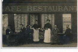CARTE PHOTO A LOCALISER : Cafe Restaurant, Personnages, Jeu De Carte, Poupée - Tres Bon Etat - Foto's