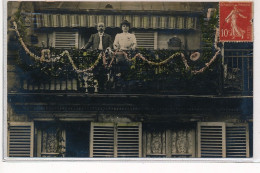 CARTE PHOTO A LOCALISER : Personnages Aux Balcon, Couleur, Fleuri - Tres Bon Etat - Fotos