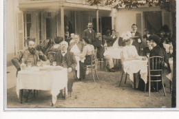 CARTE PHOTO A LOCALISER : Personnages à Table à L'exterieur, Restaurant - Etat - Foto