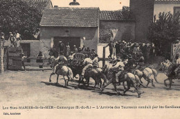 SAINTES-MARIES DE LA MER : Camargue, L'arrivée Des Taureaux Conduit Par Les Gardians - Tres Bon Etat - Other & Unclassified