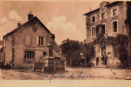 LA MOUAILLE : Place De La Mairie - Le Monument Aux Morts Et La Poste - état (pli) - Other & Unclassified