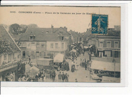 CONCHES : Place De La Garenne Un Jour De Marché - Très Bon état - Conches-en-Ouche