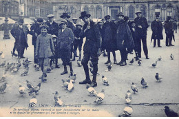 LYON - Place Des Terreaux - Pigeons - Très Bon état - Autres & Non Classés