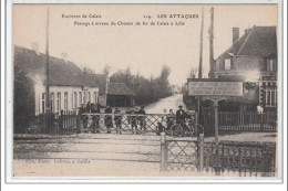 LES ATTAQUES : Passage à Niveau Du Chemin De Fer De Calais à Lille - Environs De Calais -  Très Bon état - Other & Unclassified