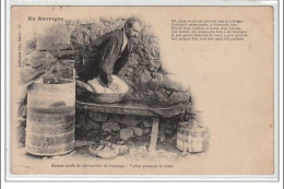 EN AUVERGNE : Ancien Mode De Fabrication Du Fromage - Vacher Pressant La Tome - Très Bon état - Sonstige & Ohne Zuordnung