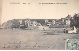 ARROMANCHES - La Ville Et Les Falaises - Très Bon état - Arromanches