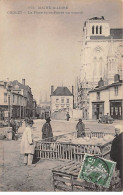 CHOLET - La Place Saint Pierre Un Samedi - Très Bon état - Cholet