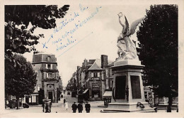 AVRANCHES - Monument Aux Morts Et La Rue De La Constitution - Très Bon état - Avranches